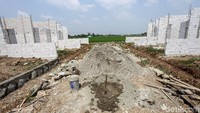 Hamparan sawah yang hijau itu lambat laun berubah wajah menjadi area perumahan.