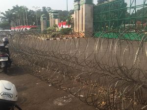 Jelang Demo Buruh, Kawat Berduri Dipasang Depan Gedung DPR