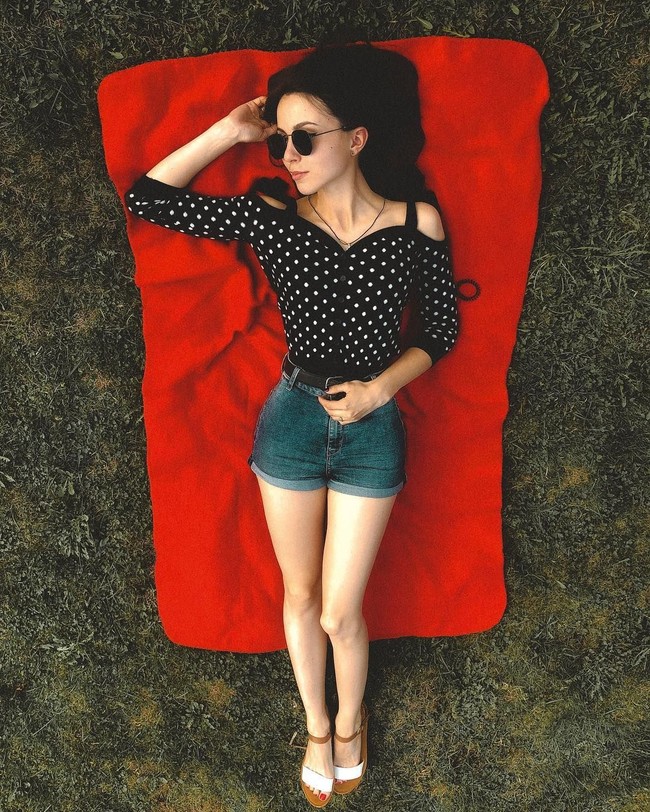 Wanita berusia 24 tahun ini lulus pemeriksaan latar belakang dan diterima di divisi kepolisian berkuda, karena ia sudah memiliki pengalaman berkuda meskipun usianya masih muda. Foto: dok. Instagram @daria___b