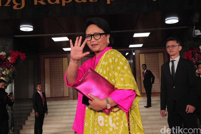 Alih-alih batik, Menteri Retno memilih kain tradisional yang lain. Tampak dari motifnya, kain tersebut mirip jumputan khas Solo. Sebagai sentuhan akhir, ia menyempurnakan gayanya dengan konde dan sandal heels beraksen embellishment. (Foto: Lamhot Aritonang)