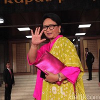 Alih-alih batik, Menteri Retno memilih kain tradisional yang lain. Tampak dari motifnya, kain tersebut mirip jumputan khas Solo. Sebagai sentuhan akhir, ia menyempurnakan gayanya dengan konde dan sandal heels beraksen embellishment. (Foto: Lamhot Aritonang)