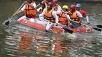 Intip Keseruan Lomba Dayung di Sungai Ciliwung