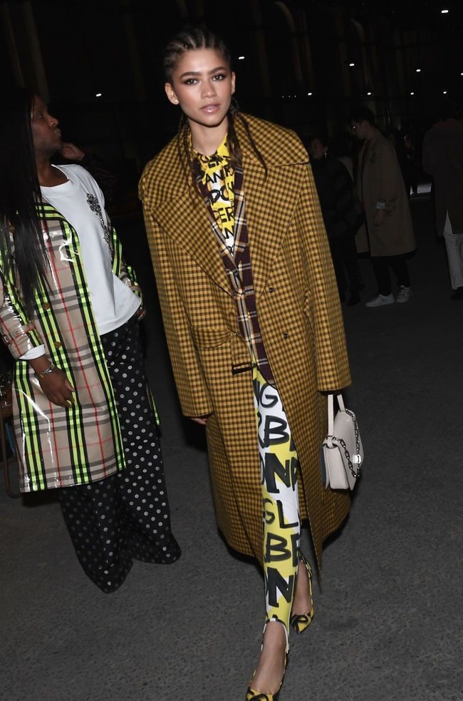 Menghadiri fashion show Burberry di London Fashion Week pada 2018 lalu, Zendaya tampil unik dengan kepang cornrow. Ia memadukan gaya keseluruhan dengan blazer motif gingham. Foto: Gareth Cattermole/Getty Images