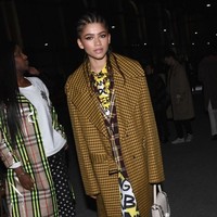 Menghadiri fashion show Burberry di London Fashion Week pada 2018 lalu, Zendaya tampil unik dengan kepang cornrow. Ia memadukan gaya keseluruhan dengan blazer motif gingham. Foto: Gareth Cattermole/Getty Images