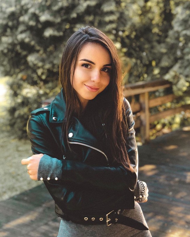 Sebagai seorang perwira polisi tingkat tinggi, Daria harus menghadapi situasi sulit. Ada pertandingan sepak bola di Moskow. Para penggemar punya kembang api. Kuda tidak menyukainya sama sekali. Saya harus memastikan kudaku baik-baik saja dan membubarkan kerumunan pada saat yang bersamaan. Tapi semuanya berjalan dengan baik, jelas Daria. Foto: dok. Instagram @daria___b