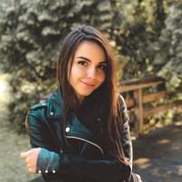 Sebagai seorang perwira polisi tingkat tinggi, Daria harus menghadapi situasi sulit. Ada pertandingan sepak bola di Moskow. Para penggemar punya kembang api. Kuda tidak menyukainya sama sekali. Saya harus memastikan kudaku baik-baik saja dan membubarkan kerumunan pada saat yang bersamaan. Tapi semuanya berjalan dengan baik, jelas Daria. Foto: dok. Instagram @daria___b