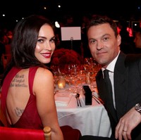 Pada Mei 2020 bersamaan dengan rumor kedekatan Megan dengan Machine Gun Kelly, aktor 47 tahun itu sempat menulis pesan di Instagram yang menyiratkan tentang kebosanan istrinya. Eventually butterflies get bored sitting on a flower for too long. They start feeling smothered. Its a great big world and they want to experience it, tulis Brian yang diyakini dan diibaratkan bahwa kupu-kupu tersebut adalah Megan Fox. Foto: Jonathan Leibson/Getty Images for Ferrari North America