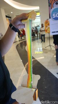 Kuma: Merasakan Sensasi Gurih Cheese Toast Rainbow yang Mulur Kekinian