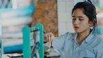 Pesona Manis Tissa Biani Kala Ngemil Es Krim dan Pisang