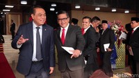 Menteri Pendayagunaan Aparatur Negara dan Reformasi Birokrasi (PAN-RB), Syafruddin hadir dengan mengenakan setelan jas. 