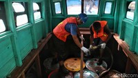 Ada sekitar 25 drum berukuran 205 liter tertata rapi di kapal nelayan.