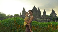 Pada bulan April lalu, Atiqah juga berkunjung ke Candi Prambanan. (atiqahhasiholan/Instagram)