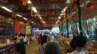 Di Desa Minoritas Li dan Miao, ada banyak hasil kelapa seperti minuman dan keripik yang lezat (Shinta/detikcom) 