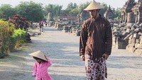 Mereka berkunjung ke Candi Prambanan dan mengenakan pakaian tradisional. Lihatlah kompaknya Rio dan Salma memakai caping berkeliling candi. (atiqahhasiholan/Instagram)