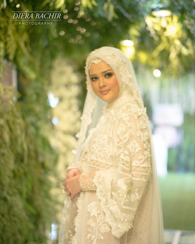 Cut Meyriska terlihat anggun memesona di hari pengajian jelang pernikahannya dengan Roger Danuarta. Meyriska menggelar pengajian di rumahnya di Medan yang juga akan menjadi lokasi pernikahannya dengan Roger pada 17 Agustus 2019 besok. Foto: Dok. Instagram @dierabachir