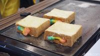Kuma Merasakan Sensasi Gurih Cheese Toast Rainbow Yang
