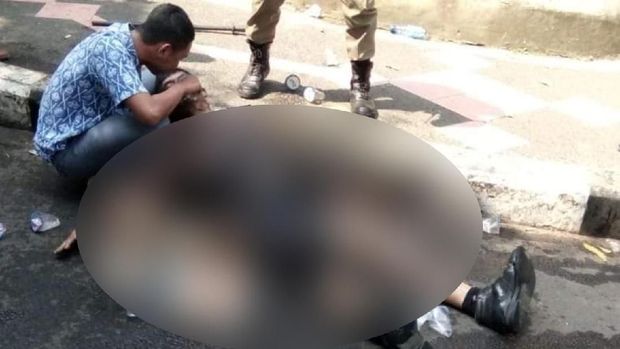 Seorang pelajar saat menolong polisi terbakar di Cianjur.
