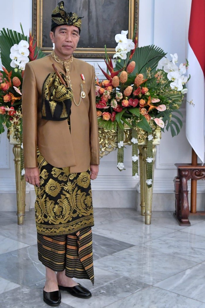 Melihat Lebih Dekat Baju Adat Sasak Yang Dipakai Jokowi