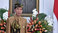 Seperti ini penampilan Jokowi saat memakai baju adat Sasak NTB. Atasan Jokowi berwarna cokelat dipadu dengan kain dan selop.