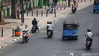 Beberapa pengendara sepeda motor itu melenggang dengan santainya meski telah melanggar lalu lintas.