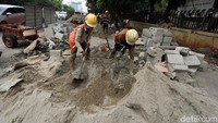 Pengerjaan proyek terus dikebut oleh para pekerja.