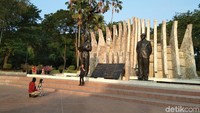 Monumen Proklamasi terdiri dari patung Bung Karno dan Bung Hatta. Patung yang diresmikan 17 Agustus 1980 ini, dirancang pematung Nyoman Nuarta yang saat itu masih mahasiswa (Tasya/detikcom) 