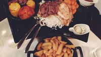 Untuk makanan yang disajikan di sini cukup beragam. Mulai dari hidangan steak dengan gaya tradisional, kentang goreng, hingga jagung dan tomat bakar. Foto: Istimewa