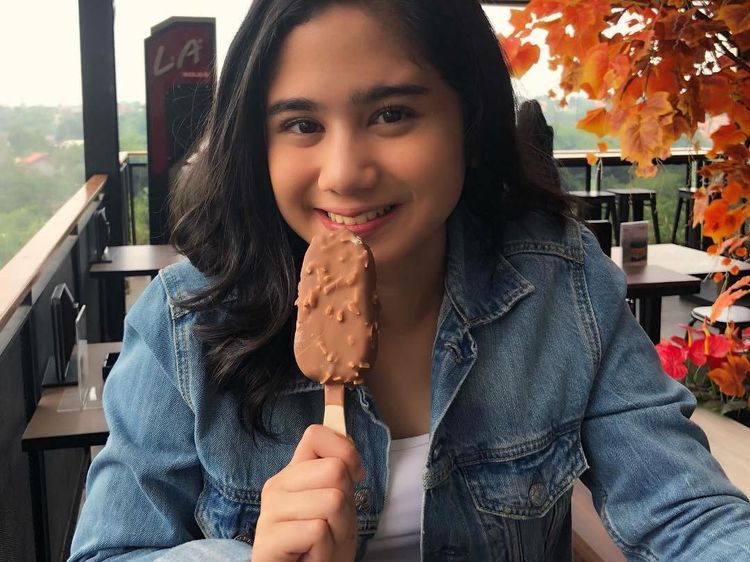 Pesona Manis Tissa Biani Kala Ngemil Es Krim dan Pisang