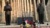 Monumen ini gabungan dari 3 karya seniman. Nyoman Nuarta waktu itu juara 1 lomba desain Monumen Proklamasi tahun 1979, digabung dengan desain juara kedua dan ketiga (Tasya/detikcom) 