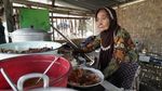 Berusia Hampir 100 Tahun, Para Penjual Makanan Ini Tetap Semangat Lestarikan Kuliner Indonesia