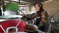 Kini usia Mbah Waginah sudah nyaris 96 tahun tapi semangatnya tetap membara. Bubur gudeg yang ia buat, selalu dinanti para pembelinya. Racikan bubur ini bahkan menggunakan resep yang dijaga puluhan tahun Foto: istimewa