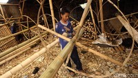 Para perajin pun sibuk menyelesaikan pesanan pohon pinang tersebut agar dapat digunakan untuk perlombaan di Hari Kemerdekaan Indonesia.