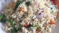 Nasi goreng putih juga enak dicampur teri, telur dan sayuran. Gurih wangi sekaligus renyah. Foto : Instagram @pinkmaknenek