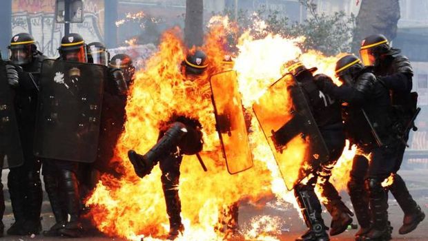 Kerja Polisi Berisiko dari Cianjur hingga Meksiko, Terbakar Api Demo