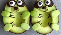 Alpukat ini lebih dulu dibelah menjadi dua bagian, dan masing-masing bagiannya dihias menjadi tampilan hewan yang menggemaskan. Foto: Foodbites