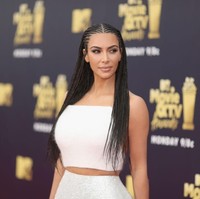 Blackfishing adalah ketika tokoh masyarakat kulit putih, influencer dan sejenisnya melakukan segala daya mereka untuk tampil seperti orang kulit hitam, ujar jurnalis Wanna Thompson yang membuat istilah tersebut dua tahun lalu, seperti dikutip dari CNN. Kim Kardashian juga kerap dikritik blackfishing karena pernah menggunakan rambut cornrow khas ras negroid. Foto: Christopher Polk/Getty Images