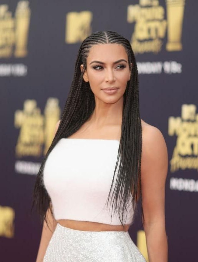 Hadir di MTV Movie and TV Awards 2018, Kim Kardashian seksi bergaun high-slit putih. Ia memberikan sentuhan edgy pada penampilannya dengan kepang cornrow. Foto: Christopher Polk/Getty Images