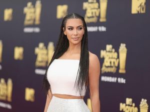 Gaya Halloween Kim Kardashian Dipuji Reese Witherspoon dan Jennifer Aniston