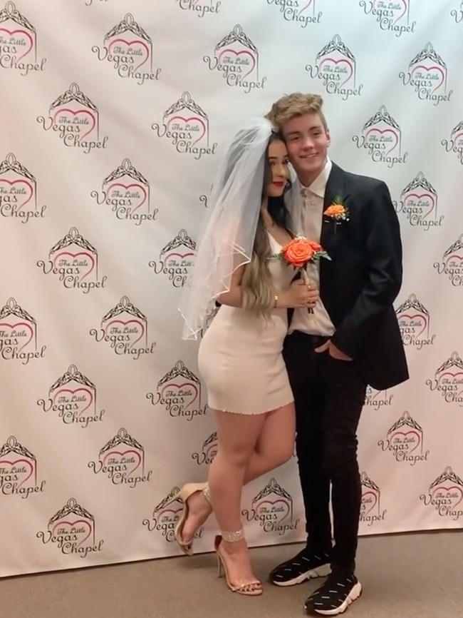 Nama Danielle Cohn tidak lepas dari drama yang kontroversial. Beberapa waktu lalu, dia membohongi publik dengan pura-pura menikah dan hamil dengan mantan kekasihnya Mikey Tua. Mereka melakukan kebohongan tersebut demi meningkatkan followers masing-masing.  Foto: Dok. Instagram/daniellecohn