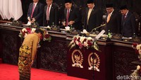 Jokowi membungkukkan badan untuk memberi hormat kepada pimpinan sidang tahunan DPD-DPR.