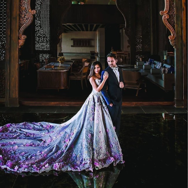 Sebelum menggelar pesta Amrit Punjabi dan Sanjana melakukan sesi foto prewedding di lokasi pernikahan mereka, The Apurva Kempinski. Keduanya tampil glamour bak pasangan yang menghadiri pesta. Foto: Instagram @thesambawedding, @natasha.moor
