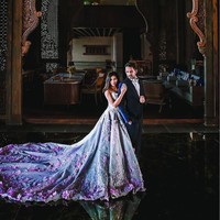 Sebelum menggelar pesta Amrit Punjabi dan Sanjana melakukan sesi foto prewedding di lokasi pernikahan mereka, The Apurva Kempinski. Keduanya tampil glamour bak pasangan yang menghadiri pesta. Foto: Instagram @thesambawedding, @natasha.moor