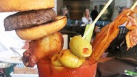 Tahun ini juga diisi tren minuman dengan garnish berlebih. Ada yang menyajikannya dengan chicken wings, burger, sampai zaitun. Duh! Foto: Istimewa