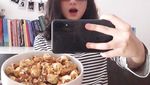 Pesona Manis Tissa Biani Kala Ngemil Es Krim dan Pisang