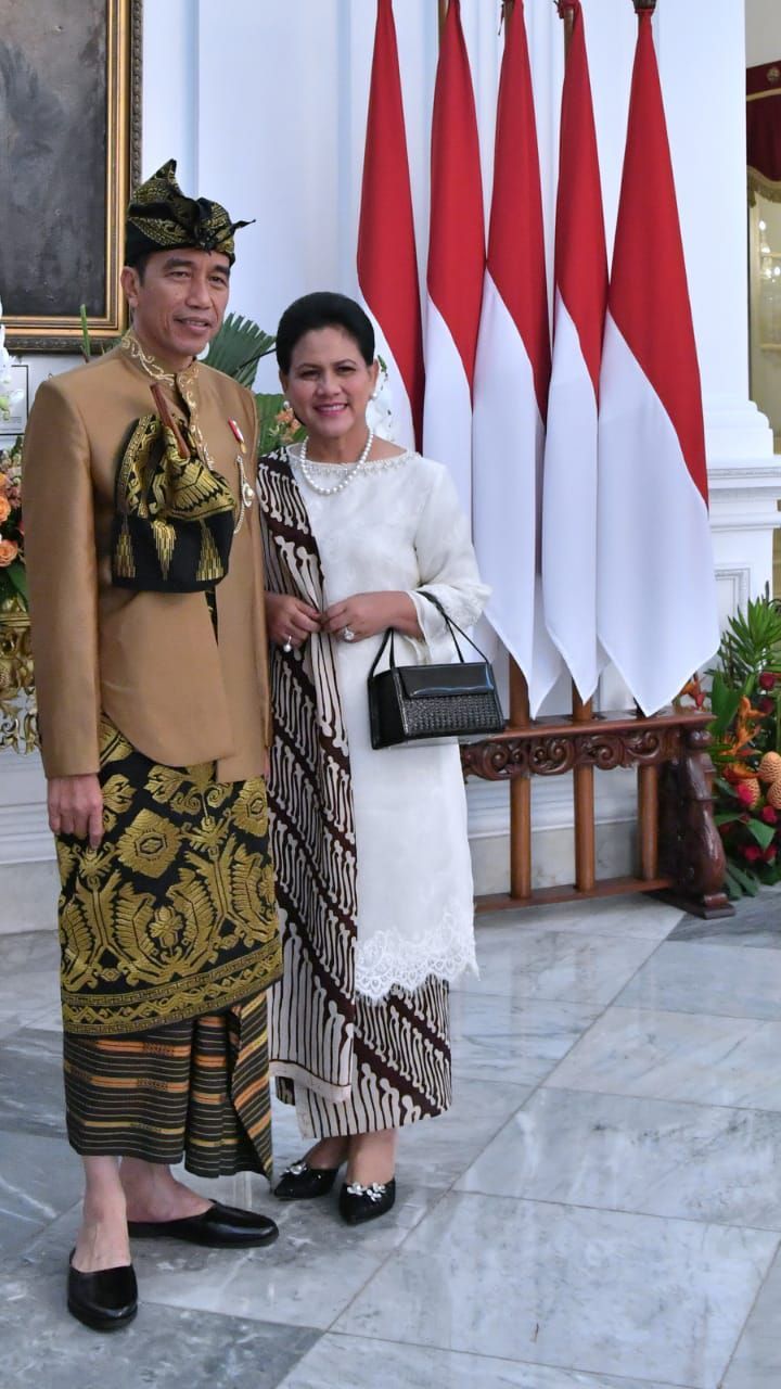 Presiden Joko Widodo (Jokowi) memakai baju adat Sasak Nusa Tenggara Barat Presiden Joko Widodo (Jokowi) memakai baju adat Sasak Nusa Tenggara Barat