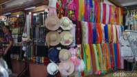 Di Desa Bali, traveler bisa membeli suvenir seperti baju, gantungan kunci dan berbagai aksesoris (Shinta/detikcom) 