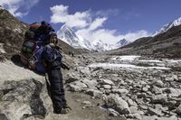 Sherpa yang sering dilibatkan dalam operasi pengangkutan jenazah (iStock)