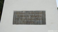 Tugu Obelisk juga memiliki keterangan yang tertulis, Peringatan Satoe Tahoen Repoeblik Indonesia Atas Oesaha Kaoem Wanita Djakarta. (Tasya/detikcom) 
