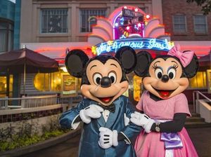 Disney Izinkan Pengunjung Peluk-peluk Micky Mouse Lagi
