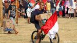 Berburu Beragam Hadiah di Lomba Panjat Pinang
